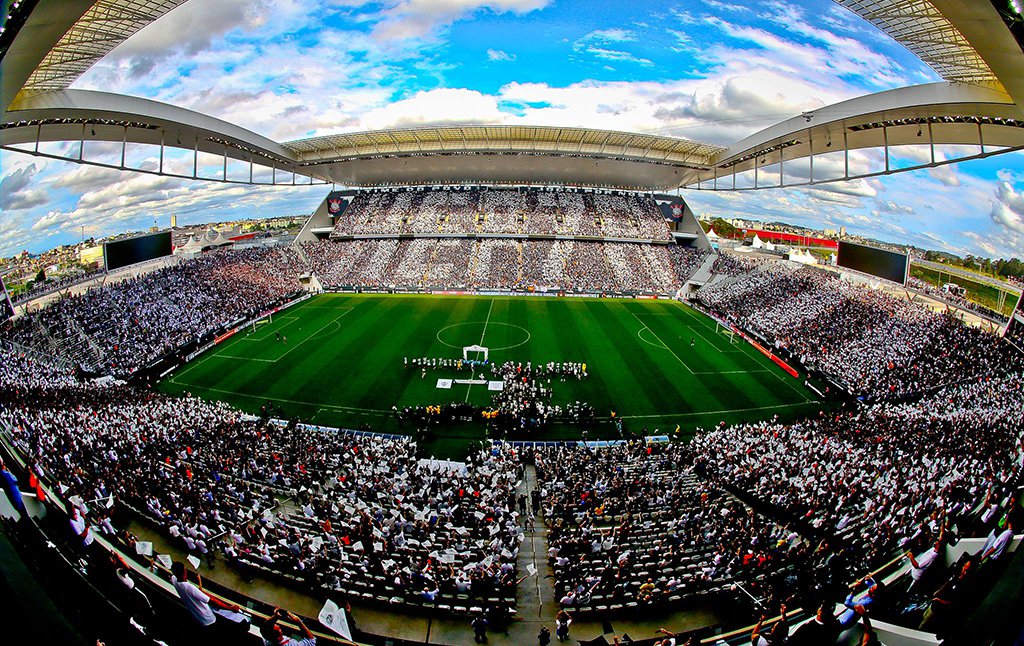 A Justiça do RS determinou que o Corinthians, a construtora Odebrecht, o ex-presidente da Caixa Jorge Fontes Hereda e a Sociedade de Propósito Específico (SPE) Arena Itaquera S.A devolvam R$ 400 milhões ao banco estatal; a sentença apontou "um repasse milionário de dinheiro público, captado por uma empresa privada especialmente criada para este fim e com capital social no valor de R$ 1 mil, embasado em garantias incertas e que beneficiou, além de um time de futebol, uma construtora contratada sem licitação"