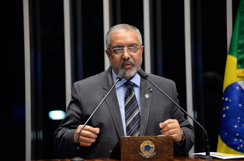 O senador Paulo Paim (PT-RS) voltou a criticar o governo de Michel Temer, que tenta aprovar a reforma da previdência, rejeitada pela ampla maioria da população brasileira; "O governo Temer diz que a reforma da Previdência ataca privilégios... GRANDE MENTIRA. Pelo contrário, a intenção é retirar direitos dos que mais precisam, acabar com a aposentadoria  e entregar o sistema ao setor financeiro", escreveu o parlamentar em sua conta no Twitter