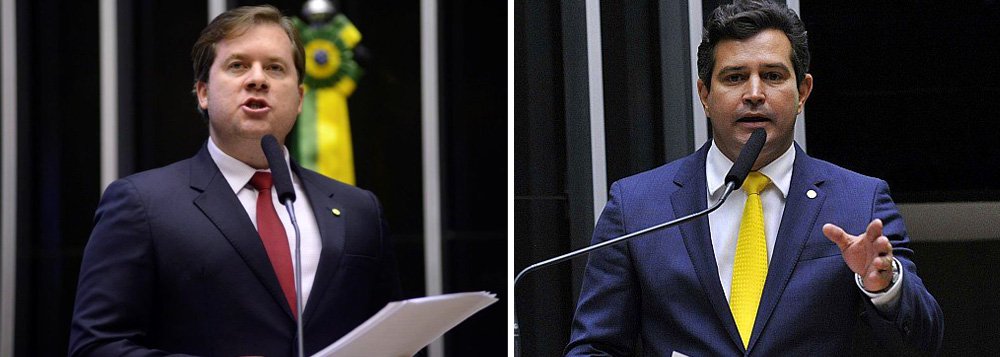 Eleitos como deputados federais pelo estado de Alagoas nas eleições de 2014, Marx Beltrão (PMDB) e Maurício Quintella (PR) conseguiram construir apoio político em Brasília para ocupar cadeiras de comando na Esplanada dos Ministérios; Marx chefia o Ministério do Turismo, já Quintella comando o dos Transportes e Aviação Civil; Beltrão faz mistério sobre o caminho que deve seguir em 2018: reeleição ou Senado?; ele diz tratar o assunto apenas no ano que vem; Quintella assegura que vai disputar uma cadeira no Senado, após exercer quatro mandatos de deputado no Congresso