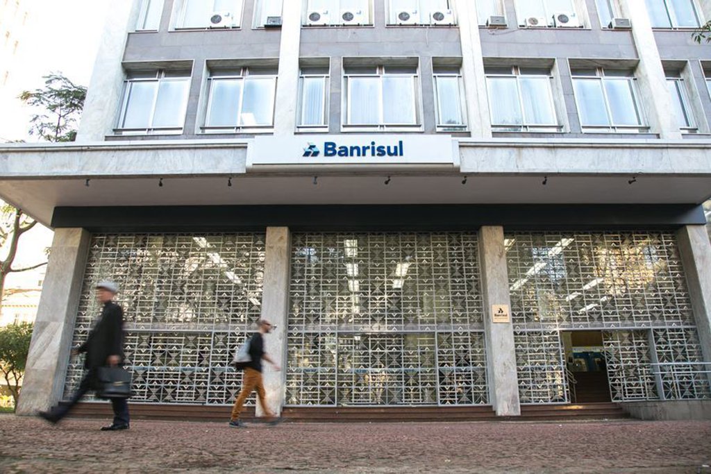 Um dia depois do Natal o auxiliar de enfermagem José Carlos de Oliveira Souza foi até uma agência do Banrisul, em Porto Alegre, para sacar o 13º via empréstimo bancário; este ano, a Prefeitura seguiu os passos do governo estadual e a única forma de receber o benefício ainda em 2017 é por meio de empréstimo para quem já é correntista do Banrisul – aqueles que não são, só poderão dispor do montante sem parcelamento a partir de 3 de janeiro; Souza, no entanto, foi impedido de receber; no sistema, o servidor aparecia registrado como morto