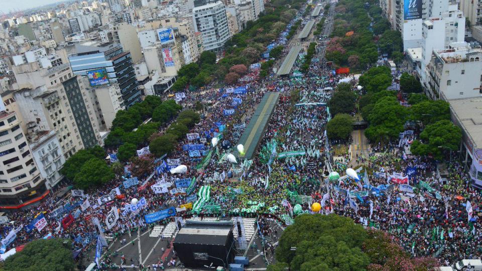 Após o golpe de Macri impondo a balaços a Reforma da Previdência no Congresso em dezembro, o povo argentino não se rende; em pé de luta, retorna em campo, decidido, com novos segmentos sociais e com um movimento sindical unido, marcando história neste dia 21 de fevereiro (21F), e iniciando uma resistência que promete ser irreversível neste 2018