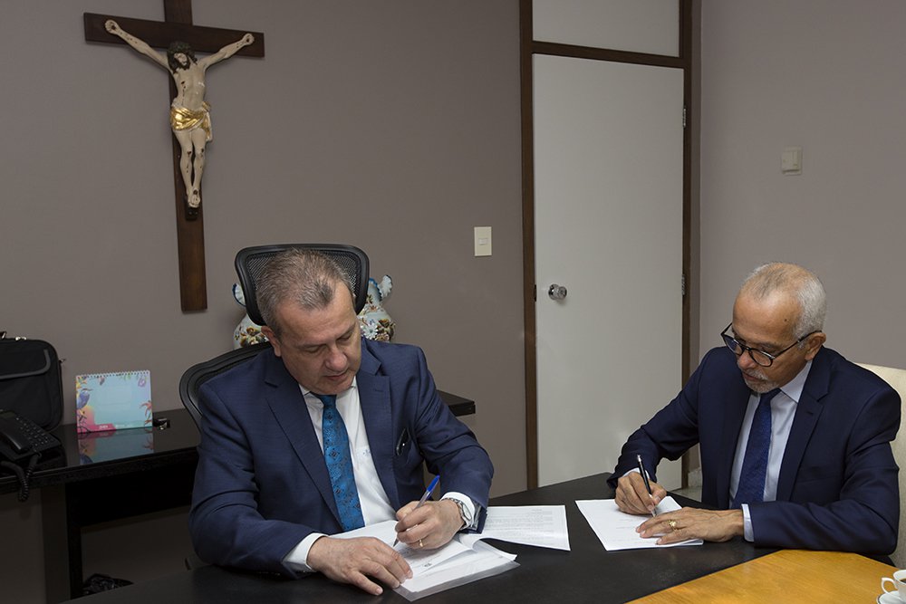 A Prefeitura de Aracaju firmou, na manhã desta segunda-feira (29), um convênio com o Tribunal de Justiça de Sergipe, para compartilhamento de fibra ótica; com o convênio, a prefeitura passa a utilizar, de forma compartilhada, a rede de fibra ótica do TJ, em ações nas áreas de Educação, como a matrícula online; Saúde, na implantação do Prontuário Eletrônico; na Defesa Social, com a instalação de câmeras de segurança, e nas áreas de Tecnologia, Ciência e Inovação