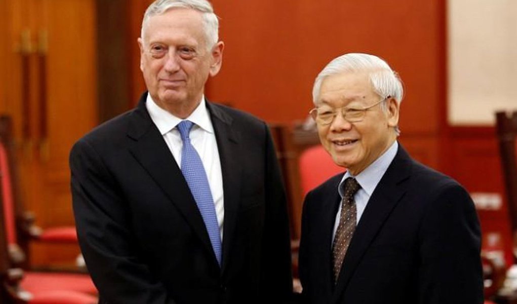 Pela primeira vez desde o fim da guerra, os Estados Unidos irão enviar um porta-aviões ao Vietnã em março, em evidência de aprofundamento dos laços militares entre os países, mais de quatro décadas depois da Guerra do Vietnã; anúncio aconteceu durante visita do secretário de Defesa dos EUA, Jim Mattis, a Hanói