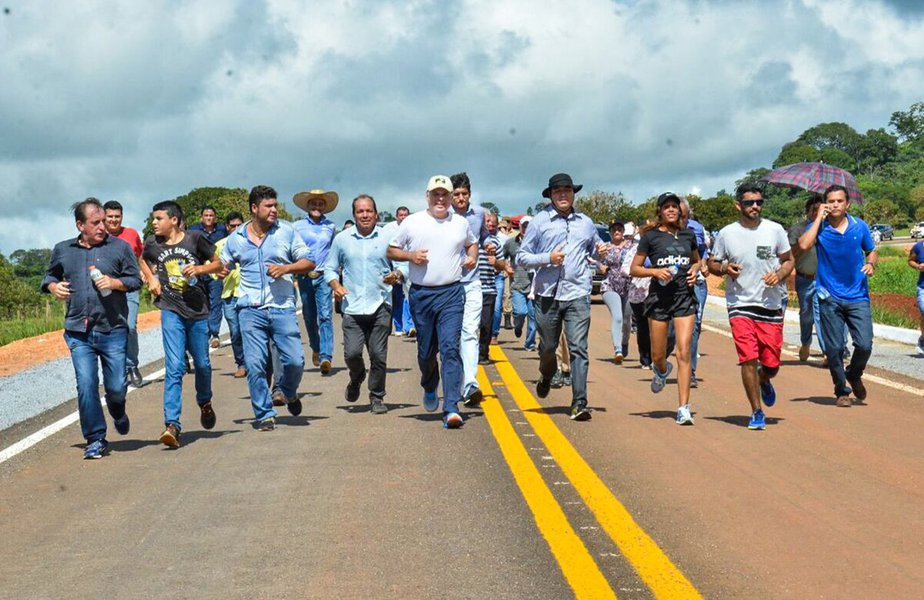 O governador Marconi Perillo e o vice-governador, Zé Eliton inauguraram, com uma grande caminhada, a construção da Rodovia GO-480 entre o município de Santa Isabel e o distrito de Cirilândia; o governador, o vice, a prefeita Cássia Dourado (DEM), parlamentares e lideranças da região percorreram 8 km dos 12,92 km de extensão do trecho, que completa a integração rodoviária entre Goianésia e Rialma/Ceres, encurtando a distância da região a Pirenópolis e a Brasília; "Estamos cumprindo o compromisso firmado com a população do Vale do São Patrício, realizando um sonho histórico e entregando mais essa obra estratégica para o desenvolvimento de Goiás", disse Marconi, ao iniciar a caminhada