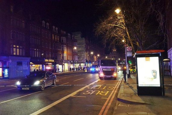 Polícia britânica disse que um pacote encontrado perto da estação ferroviária de Kings Cross, em Londres, que provocou uma alerta de segurança, foi considerado não suspeito; "pacote foi considerado não suspeito e barreiras estão sendo removidas agora", disse a polícia local no Twitter