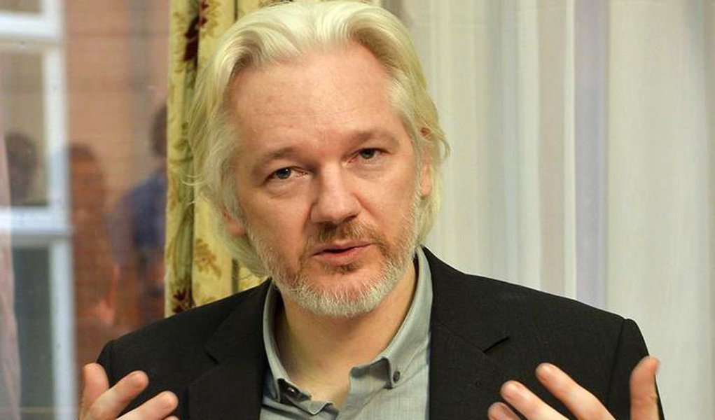 Reino Unido rejeitou pedido do Equador para que concedesse status diplomático ao fundador do WikiLeaks, Julian Assange; Assange mora há mais de cinco anos na embaixada equatoriana em Londres, após obter asilo em 2012 para evitar ser extraditado para a Suécia por acusações de estupro; "O Reino Unido não atendeu ao pedido, nem estamos em conversações com o Equador sobre essa questão"; , disse um porta-voz do Escritório de Relações Exteriores do governo britânico