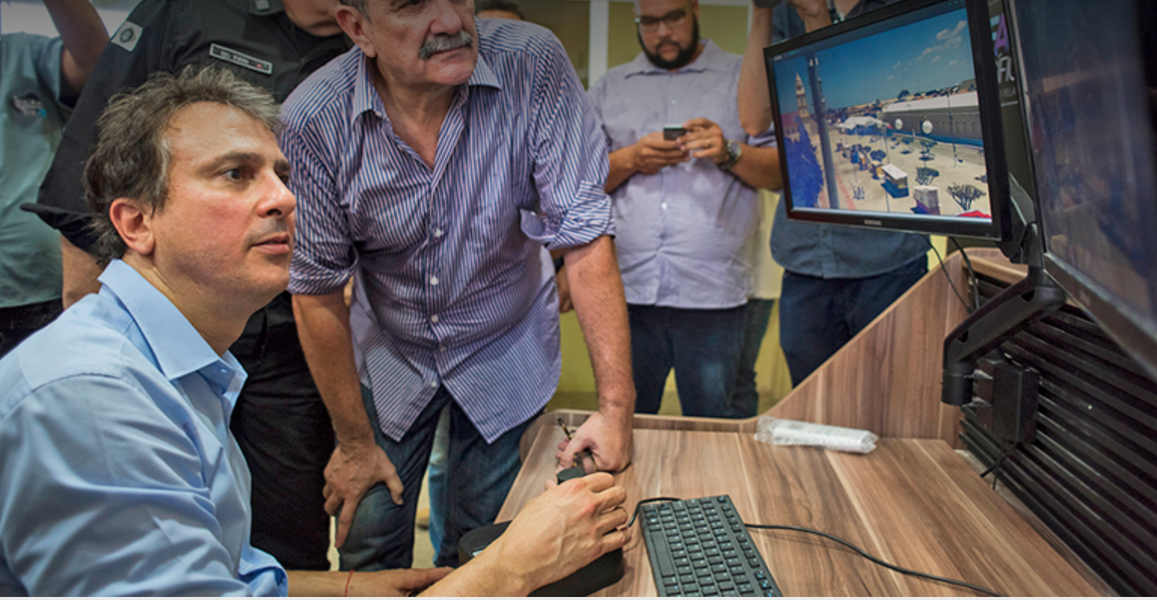 O município de Aracati, no Litoral Leste recebeu nesta quarta-feira (31) o novo sistema de fiscalização de alta tecnologia, juntamente com o grupamento da polícia de capacitação diferenciada, com foco no enfrentamento à criminalidade. “Esse sistema que contratamos é uma ferramenta moderna para combater o crime e diminuir a violência”, disse o governador Camilo Santana (PT). Aracati vai também vai contar com a atuação de 37 policiais do BPRaio, divididos em seis equipes e comandados por um oficial da Polícia Militar