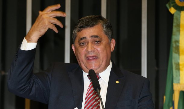 “Se eles querem nos derrotar, eles devem ir para rua como nós, disputando o voto do povo”, afirmou o líder da minoria na Câmara, José Guimarães (PT-CE), em discurso na Praça da República, em São Paulo, após o voto do desembargador Leandro Paulsen que definiu a condenação do ex-presidente na tarde desta quarta-feira (24). O deputado disse ainda que é preciso mobilizar o País e os movimentos sociais e que o partido não tem outra alternativa para as eleições deste ano. “O PT não tem plano B, é Lula candidato à presidência da república”