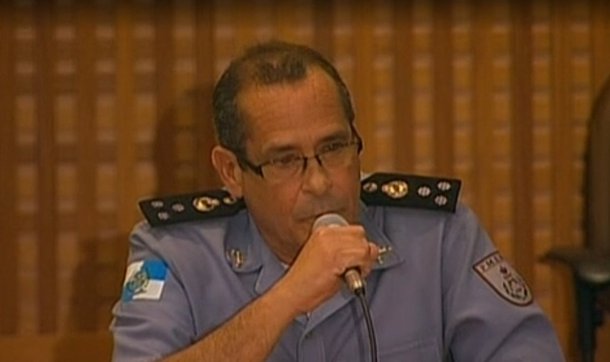 O secretário estadual de Administração Penitenciária (Seap), Erir Ribeiro da Costa Filho, ex-comandante geral da PM-RJ, tomou uma decisão contratando 13 empresas para o fornecimento de refeições e lanches a presídios do Rio, um gastos R$ 192,2 milhões; de acordo com a medida, publicada no Diário Oficial Estado do Rio, não houve licitação; das 13 empresas, duas são investigadas pela força-tarefa da Lava Jato no Rio: a Cor e Sabor Distribuidora de Alimentos Ltda. e Masgovi Indústria Comércio e Serviços