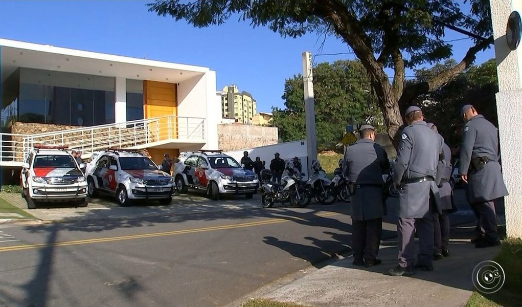 A Polícia Civil investiga pelo menos 42 mortes suspeitas de serem execuções cometidas por facções em "tribunais do crime" neste ano no estado de São Paulo; é o que aponta um levantamento feito pelo G1 a partir de reportagens publicadas no site sobre investigações, boletins de ocorrência, inquéritos e informações de policiais; de um modo geral, as vítimas são membros das quadrilhas ou de grupos rivais; ainda há moradores das comunidades dominadas pelo tráfico de drogas
