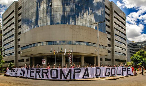 Presidente do TRF4, desembargador Carlos Eduardo Thompson Flores, irá reunir-se com parlamentares do PT para discutir as ações de segurança que serão adotadas durante o julgamento do ex-presidente Luiz Inácio Lula da Silva, marcado para o dia 24 de janeiro; reunião, que visa garantir a realização de atos em apoio a Lula, está marcada para a próxima sexta-feira (12); "Estamos avisando de antemão: estaremos de cara limpa. Não seremos os encapuzados", assegurou o deputado federal, Pepe Vargas, presidente do PT do Rio Grande do Sul