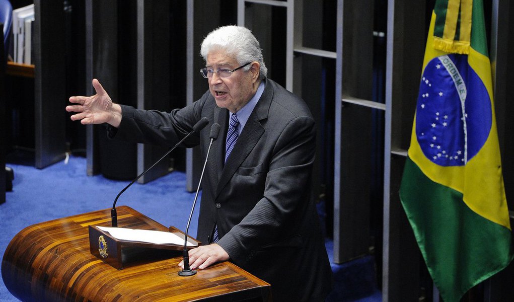 Senador Roberto Requião (MDB) confirmou sua candidatura ao Governo do Paraná e apresentou o seu nome para ser votado na próxima convenção partidária visando o pleito majoritário de outubro; "No Paraná vamos por fim ao Tucanistão. Administração de péssima qualidade sem nenhuma preocupação social e com muita corrupção", postou Requião nas redes sociais em sua conta no Twitter pouco após se colocar como candidato de oposição ao governador Beto Richa (PSDB)