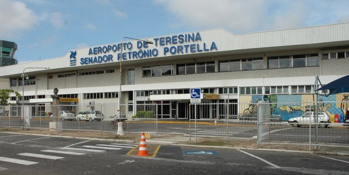 No total, 1.104.376 de passageiros embarcaram ou desembarcaram no Aeroporto de Teresina em 2017; com capacidade para receber mais de dois milhões de passageiros por ano, o terminal tem uma média diária de 3.030 passageiros e 52 operações regulares para diversos destinos brasileiros, como São Luís (MA), Fortaleza (CE), Guarulhos, Congonhas e Campinas (SP), Brasília (DF), Recife (PE), Belém (PA), Rio de Janeiro (RJ), além da cidade piauiense de Parnaíba