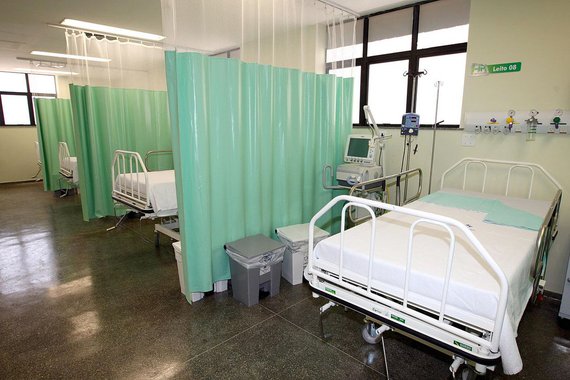 O segurança do governador Wellington Dias, o policial militar Francisco das Chagas Soares, está internado na Unidade de Terapia Intensiva (UTI) de um hospital particular em Teresina; o policial ficou ferido após reagir a uma tentativa de assalto e matar um dos bandidos na noite de ontem (25) na rua Rio de Janeiro, no bairro Aeroporto, zona Norte de Teresina