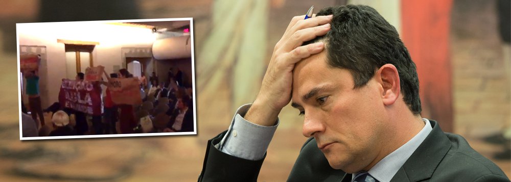 O juiz federal Sérgio Moro foi alvo de protestos nessa terça-feira, 27, na Cidade do México, durante palestra no Colégio Nacional. Sua intervenção foi interrompida pelos manifestantes, que o acusaram de ser "golpista" e de promover perseguição política contra o ex-presidente Luiz Inácio Lula da Silva; "Moro imoral, juiz parcial", gritaram os manifestantes, que levaram cartazes contra o magistrado da operação Lava Jato; ministro da Suprema Corte, José Ramón Cossío, teve que intervir, para que o juiz Moro pudesse continuar com a palestra; assista