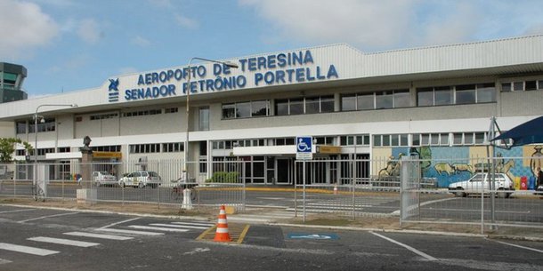 No total, 1.104.376 de passageiros embarcaram ou desembarcaram no Aeroporto de Teresina em 2017; com capacidade para receber mais de dois milhões de passageiros por ano, o terminal tem uma média diária de 3.030 passageiros e 52 operações regulares para diversos destinos brasileiros, como São Luís (MA), Fortaleza (CE), Guarulhos, Congonhas e Campinas (SP), Brasília (DF), Recife (PE), Belém (PA), Rio de Janeiro (RJ), além da cidade piauiense de Parnaíba