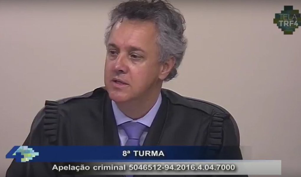 "Culpabilidade extremamente elevada", disse o desembargador Pedro Gebran Neto, relator do recurso do ex-presidente Lula no TRF-4; "Infelizmente, se está condenando um ex-presidente da República", justificou, ao aumentar a pena do ex-presidente Lula a 12 anos e um mês de prisão; ele rejeitou todos os pedidos preliminares apresentados pela defesa, confirmando todas os pontos da sentença do juiz Sérgio Moro; ele pediu a prisão de Lula após o término dos recursos no TRF4; sessão em intervalo