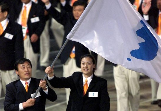 O acordo fechado entre as duas Coreias para desfilar sob uma bandeira única e compor um time conjunto de hóquei no gelo feminino na Olimpíada de Inverno do próximo mês foi recebido com duras críticas na Coreia do Sul, destacando uma mudança de atitudes em relação ao vizinho do norte; a controvérsia revela um público sul-coreano bem menos interessado na ideia de uma unidade intercoreana do que as gerações anteriores, dizem analistas, em uma mudança que pode afetar os esforços de reconciliação do presidente sul-coreano, Moon Jae-in, com Pyongyang