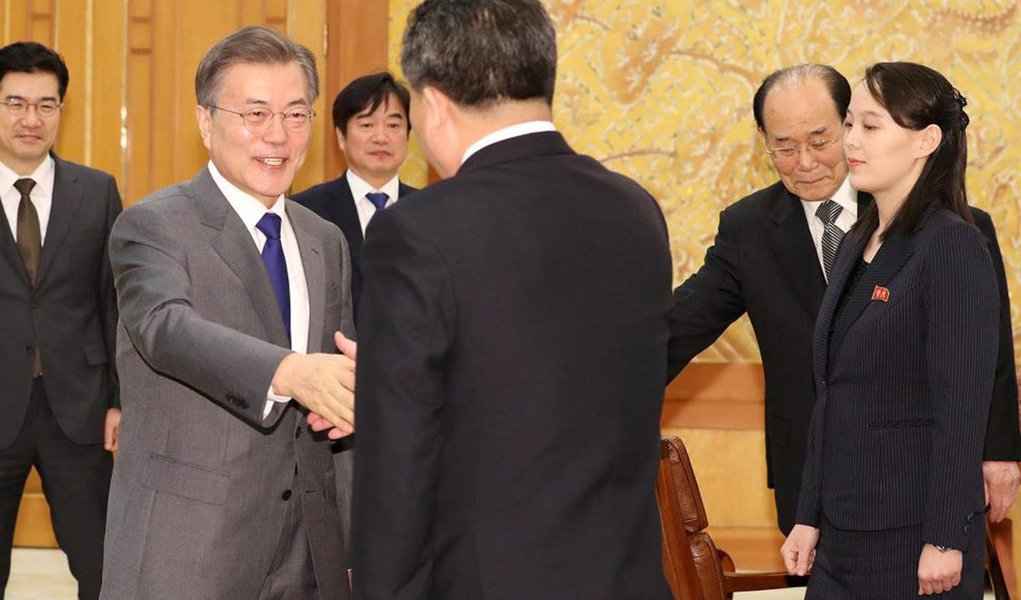 O convite que o líder da Coreia do Norte, Kim Jong-un, fez ao presidente sul-coreano, Moon Jae-in, para uma reunião em Pyongyang deixou Seul em um dilema: aceitar e arriscar aumentar as diferenças com os Estados Unidos sobre como controlar o programa nuclear da Coreia do Norte ou recusar e arriscar a oportunidade de melhorar as relações transfronteiriças; Moon evitou qualquer compromisso imediato em resposta à oferta do Norte, dizendo a Kim que esperava "criar o ambiente" para que tal cúpula ocorra