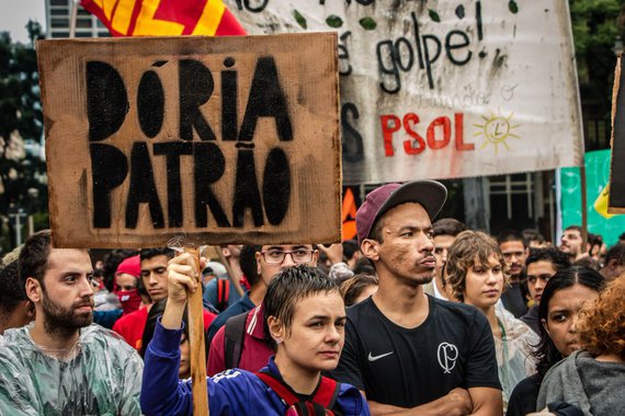 "Eu não sou otário, esse aumento vai pro bolso do empresário", cantam manifestantes no ato contra o aumento das tarifas em São Paulo; cartazes chamam o prefeito João Doria de "patrão"