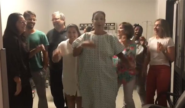 As gêmeas da cantora Ivete Sangalo, Marina e Helena, nasceram no Hospital Aliança, em Salvador, por volta das 6h15; o parto estava marcado para 22 de fevereiro, mas, por volta da 0h deste sábado ela começou a sentir contrações;  maior nome da música baiana e presença constante no tradicional carnaval da capital, Ivete deu entrada na maternidade dançando; ela publicou um vídeo nas redes sociais já de avental e comemorando ao lado de amigos e familiares; "É com muita alegria que a mamãe mais feliz do mundo vai fazer o maior carnaval da sua vida na maternidade!!! Orem por nós!", publicou; veja vídeo