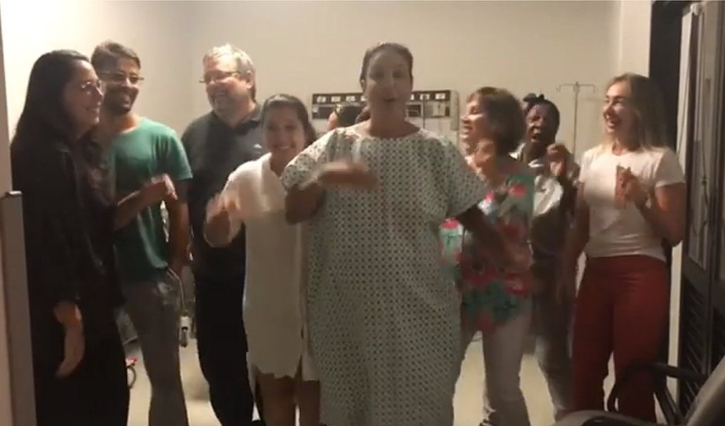 As gêmeas da cantora Ivete Sangalo, Marina e Helena, nasceram no Hospital Aliança, em Salvador, por volta das 6h15; o parto estava marcado para 22 de fevereiro, mas, por volta da 0h deste sábado ela começou a sentir contrações;  maior nome da música baiana e presença constante no tradicional carnaval da capital, Ivete deu entrada na maternidade dançando; ela publicou um vídeo nas redes sociais já de avental e comemorando ao lado de amigos e familiares; "É com muita alegria que a mamãe mais feliz do mundo vai fazer o maior carnaval da sua vida na maternidade!!! Orem por nós!", publicou; veja vídeo