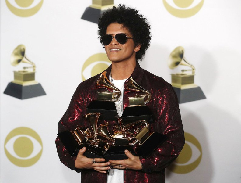 O cantor Bruno Mars ganhou o principal prêmio do Grammy na noite de domingo, em outra vitória para a música pop sobre o rap, que atualmente é o gênero musical mais popular nos Estados Unidos; Mars ganhou em seis categorias, incluindo a música do ano por seu hit "That's What I Like", e tanto gravação quanto álbum do ano com "24K Magic"; "Essas músicas foram escritas com nada além de alegria, amor, e isso foi tudo que eu quis trazer com esse álbum, ver todo mundo dançando", disse Mars, de 32 anos 