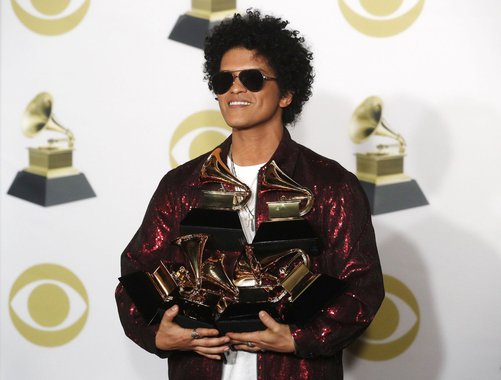 O cantor Bruno Mars ganhou o principal prêmio do Grammy na noite de domingo, em outra vitória para a música pop sobre o rap, que atualmente é o gênero musical mais popular nos Estados Unidos; Mars ganhou em seis categorias, incluindo a música do ano por seu hit "That's What I Like", e tanto gravação quanto álbum do ano com "24K Magic"; "Essas músicas foram escritas com nada além de alegria, amor, e isso foi tudo que eu quis trazer com esse álbum, ver todo mundo dançando", disse Mars, de 32 anos 