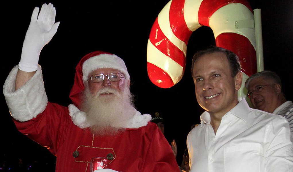 Editor do Tijolaço afirma que o prefeito de São Paulo, "que poderia ficar calado, deixar que se fizesse uma abertura da via sem festejos oficiais e portar-se como alguém que, de fato, respeita a decisão dos vereadores, não perdeu a chance de fazer seu 'marketing do malvado'" ao soltar uma nota em que diz considerar "injusta" a homenagem a Marisa Letícia, que irá nomear um viaduto na capital paulista; o episódio "não teria importância alguma, uma homenagem local que se perderia da memória e numa pequena placa. Doria consegue, porém, transformá-lo num monumento à estupidez", escreve Fernando Brito