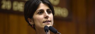 A deputada estadual pelo Rio Grande do Sul e pré-candidata à presidência da República pelo PCdoB, Manuela D’Ávila, se manifestou sobre a intervenção federal na segurança do Rio, em meio à possibilidade de o ministro da Defesa, Raul Jungmann, disputar o governo fluminense em 2018; “Não passou um fim de semana, e os motivos eleitorais da intervenção no Rio começam a aparecer”, afirmou ela; o presidente do PPS, deputado Roberto Freire (SP), confirmou a possibilidade da candidatura do seu correligionário
