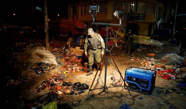 Pelo menos seis pessoas morreram, entre elas quatro crianças, e 28 ficaram feridas em uma explosão, aparentemente causada por gás, que aconteceu neste sábado na cidade boliviana de Oruro, perto do local onde se realizava uma grande festa de carnaval, informou uma fonte da polícia local; explosão pode ter acontecido em uma barraca de comida quando o óleo de uma frigideira caiu sobre a mangueira de um botijão de gás, provocando um vazamento, segundo o relatório preliminar da Polícia boliviana
