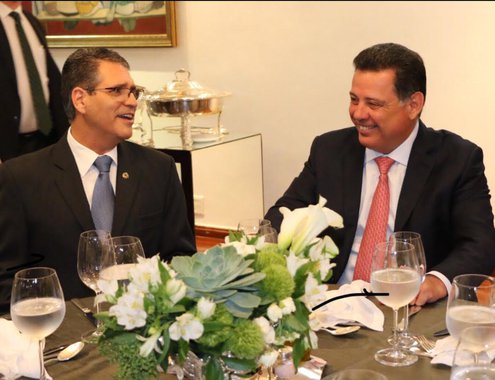 Em encontro realizado na noite de segunda-feira, o governador Marconi Perillo recebeu o deputado estadual Francisco Jr. (PSD) e convidados no Palácio das Esmeraldas com o foco em discutir ações e projetos para ampliar a atuação no interior de Goiás; com a presença de prefeitos(as), vereadores(as), secretários(as), líderes de partido e amigos, Francisco Jr. ressaltou a importância da presença de todos os convidados, e o empenho do governador em proporcionar encontros como esses para ampliar o diálogo entre os partidos da base
