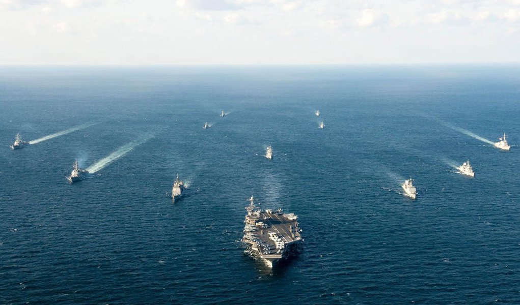 Grupo de 17 países, incluindo os EUA, divulgou comunicado de apoio às resoluções do Conselho de Segurança da ONU e se comprometeu a interceptar navios e cargas que violam o embargo contra a Coreia do Norte.; iniciativa foi apoiada pelos EUA, Coreia do Sul, Japão, Reino Unido, Alemanha, Austrália, Argentina, Canadá, Dinamarca, França, Grécia, Itália, Países Baixos, Nova Zelândia, Noruega, Polônia e Cingapura;  Conselho de Segurança da ONU tem agravado as sanções rigorosas contra Pyongyang devido a seu programa nuclear e de mísseis