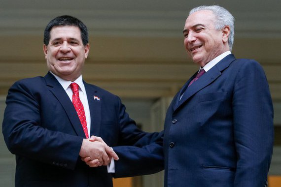 Levantamento da Folha diz que continua crescendo a migração de empresas brasileiras para o Paraguai, apesar do trabalho quase escravo entrar em vigor desde 11 de novembro com a reforma trabalhista. Michel Temer deverá ser homenageado em Asunción como 'melhor presidente que o Paraguai já teve'