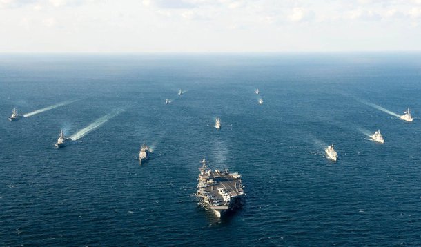 Grupo de 17 países, incluindo os EUA, divulgou comunicado de apoio às resoluções do Conselho de Segurança da ONU e se comprometeu a interceptar navios e cargas que violam o embargo contra a Coreia do Norte.; iniciativa foi apoiada pelos EUA, Coreia do Sul, Japão, Reino Unido, Alemanha, Austrália, Argentina, Canadá, Dinamarca, França, Grécia, Itália, Países Baixos, Nova Zelândia, Noruega, Polônia e Cingapura;  Conselho de Segurança da ONU tem agravado as sanções rigorosas contra Pyongyang devido a seu programa nuclear e de mísseis