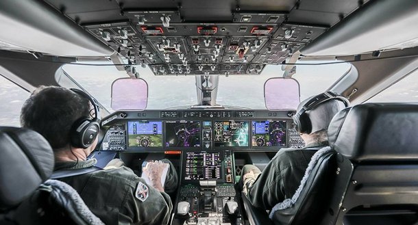 Duas gigantes estão em negociação. Terceira maior fabricante de aviões do mundo, a brasileira Embraer está acordando sua venda para a líder do setor: a estadunidense Boeing; tratativas, entretanto, são delicadas porque a Embraer participa de projetos sensíveis do Ministério da Defesa do Brasil; Sputnik Brasil explica quais são os projetos estratégicos em que a companhia de São José dos Campos participa, como estão as negociações e o seu significado militar e geopolítico