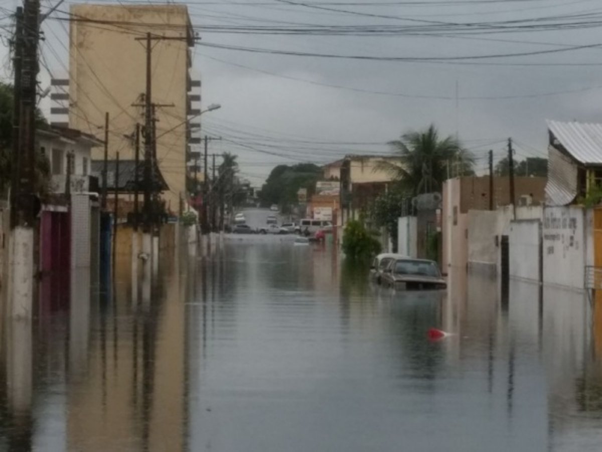 O temporal que caiu no litoral de Alagoas entre a madrugada e o início da manhã desta quinta-feira (15) provocou diversos pontos de alagamento e deixou o trânsito lento em Maceió; os bairros da parte baixa foram os mais afetados, mas também houve registro de problemas na parte alta da cidade