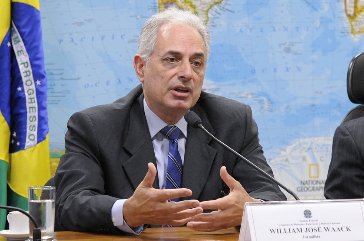 "O artigo de William Waack publicado hoje pela Folha de S. Paulo não foi, propriamente, uma defesa. Foi um ataque. Demitido da Globo, rejeitado pelo SBT, ele transfere a responsabilidade pelo seu infortúnio à militância na internet", escreve o jornalista Joaquim de Carvalho, no Diario do Centro do Mundo; "William já progrediu ao admitir que fez a piada racista, mas está longe de um gesto da auto-crítica", diz; "William perdeu contato com a realidade do povo brasileiro e, para um jornalista, isso é mortal"