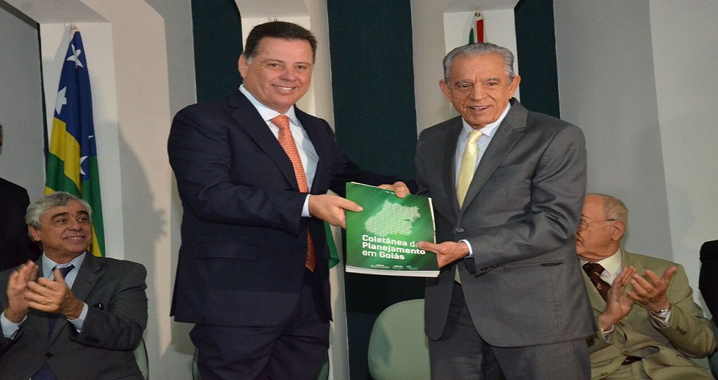 O governador reuniu no Palácio Pedro Ludovico Teixeira, na tarde desta quarta-feira, para lançamento de uma coletânea com do planejamento do Governo de Goiás desde a década de 1960; chamou atenção o discurso de Iris, grande rival de Marconi em três eleições; peemedebista elogiou o tucano e disse que Marconi deixa uma marca em várias áreas após os 16 anos de governo; “O governador Marconi se destaca na sua gestão. São 16 anos e deixou sua marca em todos os sentidos”, afirmou o atual prefeito de Goiânia