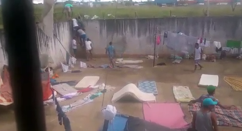 A Justiça Federal em Goiás emitiu mandado de intimação neste sábado determinando a limitação da quantidade de presos e a realização de obras de adequação na Colônia Agroindustrial do Regime Semiaberto do Complexo Prisional de Aparecida de Goiânia; o presídio já teve duas rebeliões nesta semana; o primeiro motim terminou com nove mortos e 14 feridos; além desses, 99 detentos fugiram e 153 tiveram de ser transferidos para outras unidades