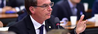 O deputado federal e presidenciável pelo PSC, Jair Bolsonaro (RJ), destinou mais de R$ 45 milhões em emendas parlamentares para atividades relacionadas às Forças Armadas de pouco mais de R$ 76 milhões indicados por ele no Orçamento de 2014 a 2018; é o que aponta um levantamento feito pelo Estadão/Broadcast com dados de 2014; a maior parte do dinheiro foi destinado para a saúde de seus colegas parlamentares, embora o congressista tenha um discurso de defesa da segurança pública