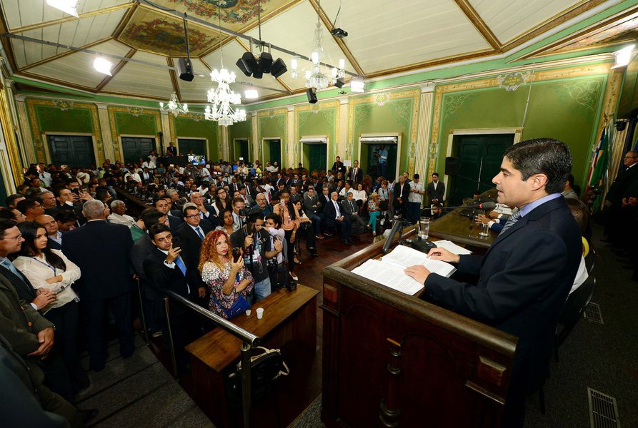 O prefeito ACM Neto (DEM) fez palanque na Câmara Municipal de Salvador na manhã desta sexta-feira, na leitura da mensagem do Executivo, e disparou sua artilharia contra o governador Rui Costa (PT), seu principal adversário na disputa eleitoral de outubro próximo; "Teremos a eleição no Brasil que talvez seja a mais polarizada de todos os tempos. E teremos eleição na Bahia, que certamente será a mais dura disputa que já se viu. Nós estaremos em campo. Participando, como candidato ou não - isso vai depender de uma decisão popular mais à frente. O fato é que seremos guerreiros destemidos. Vamos lutar por um Brasil e uma Bahia melhores"
