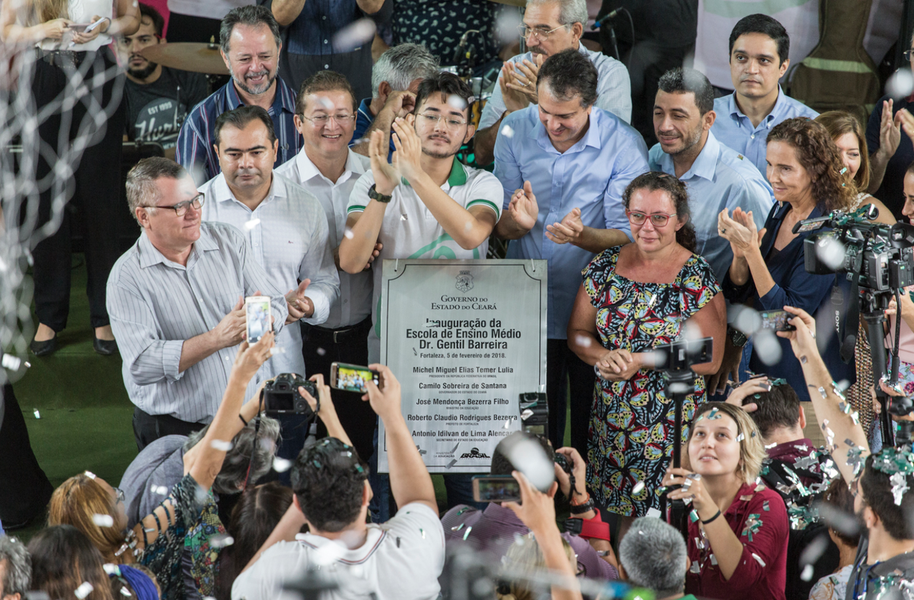 Durante a abertura do ano letivo estadual, nesta segunda-feira (5), o Governo do Ceará inaugurou o novo prédio da Escola de Ensino Médio Doutor Gentil Barreira, no bairro Conjunto Ceará, em Fortaleza. É a primeira escola vertical de Fortaleza – com dois andares, além de térreo. O novo prédio apresenta 12 salas de aula, auditório, laboratórios de Informática, Física, Química, Biologia e de Matemática, biblioteca e ginásio poliesportivo