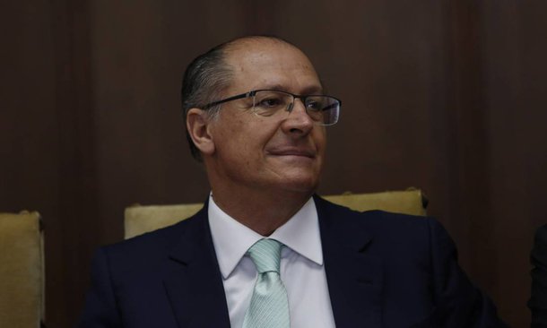 O governador Geraldo Alckmin (PSDB) não liberou metade do orçamento destinado a emendas dos deputados estaduais nos últimos três anos e meio; do total previsto pela Assembleia Legislativa de R$ 752 milhões para em programas e investimentos indicados por deputados nos municípios onde eles mantêm seus redutos eleitorais, o governador tucano liberou apenas R$ 383,6 milhões entre janeiro de 2014 a junho deste ano; representantes do PSDB são os que mais emendas conseguiram desbloquear no período pesquisado