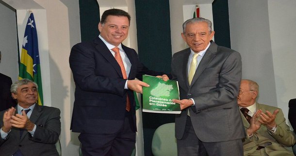 O governador reuniu no Palácio Pedro Ludovico Teixeira, na tarde desta quarta-feira, para lançamento de uma coletânea com do planejamento do Governo de Goiás desde a década de 1960; chamou atenção o discurso de Iris, grande rival de Marconi em três eleições; peemedebista elogiou o tucano e disse que Marconi deixa uma marca em várias áreas após os 16 anos de governo; “O governador Marconi se destaca na sua gestão. São 16 anos e deixou sua marca em todos os sentidos”, afirmou o atual prefeito de Goiânia
