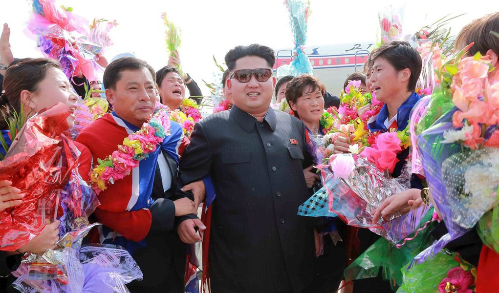 Coreia do Norte propôs à Coreia do Sul, durante reunião de alto nível realizada na fronteira, o envio de 230 animadoras aos Jogos Olímpicos de Inverno que serão realizados em fevereiro no condado sul-coreano de PyeongChang; regime norte-coreano também propôs que a delegação que enviará aos jogos viaje por terra e atravesse a passagem situada na faixa ocidental da fronteira; reunião desta quarta-feira (17) foi a segunda de alto nível entre as duas Coreias em pouco mais de uma semana