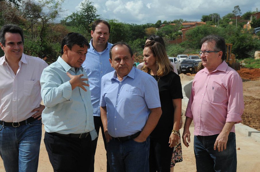 O governador Wellington Dias visitou obras em andamentos e autorizou o início de outras em São Raimundo Nonato; o município ganhará uma passagem na região do Beco das Engazeiras e a tão sonhada Adutora Serra Branca, que será integrada ao Sistema da Adutora do Garrincho; a nova passagem da cidade ligará os bairros da região do Beco das Ingazeiras ao Centro; a previsão é que a obra seja concluída no início de 2018; a nova adutora atenderá a mais de 40 mil pessoas nos nove municípios que compõem o Território da Serra da Capivara