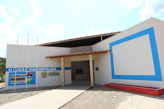 Além de substituir escolas de taipa e de barro por escolas de alvenaria, o Governo do Maranhão já proporcionou com as construções das escolas mais de 900 postos de empregos diretos em todo o Estado; “Em meio à crise que assola país, o Governo Flávio Dino consegue, com investimentos planejados e integrados, manter a economia aquecida melhorando as condições de vida da população”, destacou o secretário de Estado da Infraestrutura, Clayton Noleto