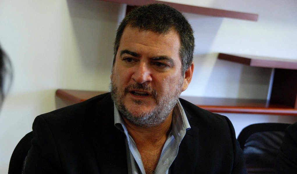 O secretário executivo do Conselho Latino-Americano de Ciências Sociais (CLACSO) Pablo Gentilli avalia que a condenação do ex-presidente Lula em segunda instância revela a "enorme fragilidade democrática e insegurança jurídica" existentes no Brasil; "O que está em jogo no Brasil e em toda a região é uma ofensiva por parte do poder judiciário", declarou; "Estamos em uma fase de fragilidade democrática pela qual está passando o Brasil e que está vivendo toda a América Latina", completou Gentilli