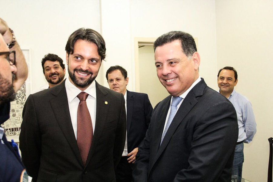 O governador Marconi Perillo e o ministro das Cidades, Alexandre Baldy, assinam nesta sexta-feira, no Palácio Pedro Ludovico Teixeira, os contratos de investimentos de R$ 380 milhões para obras de saneamento em Anápolis, Goiânia e Aparecida de Goiânia; os recursos são do programa “Saneamento Para Todos” e fruto de intensa luta do governador junto ao Governo Federal; a operação de crédito, que é feita pela Caixa Econômica Federal, prevê o aporte de cerca de R$ 115 milhões para Anápolis, sendo R$ 11,4 milhões deles em contrapartida da Prefeitura; e R$ 264 milhões para Aparecida - R$ 26 milhões em contrapartida